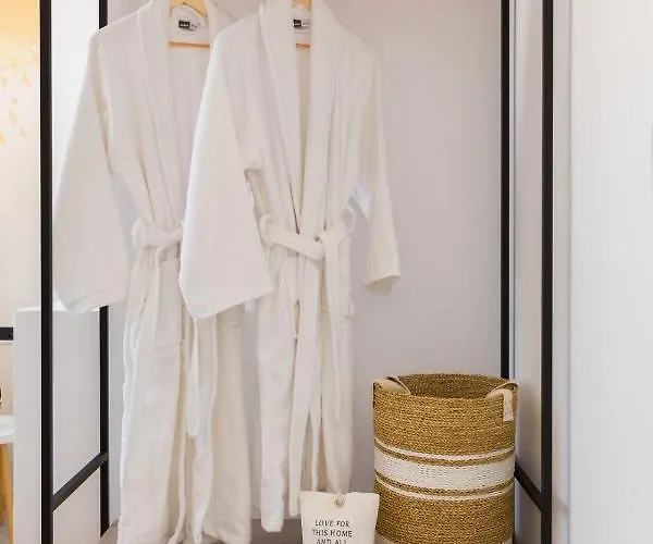 Lägenhetshotell Golden Bay Luxury And 4*