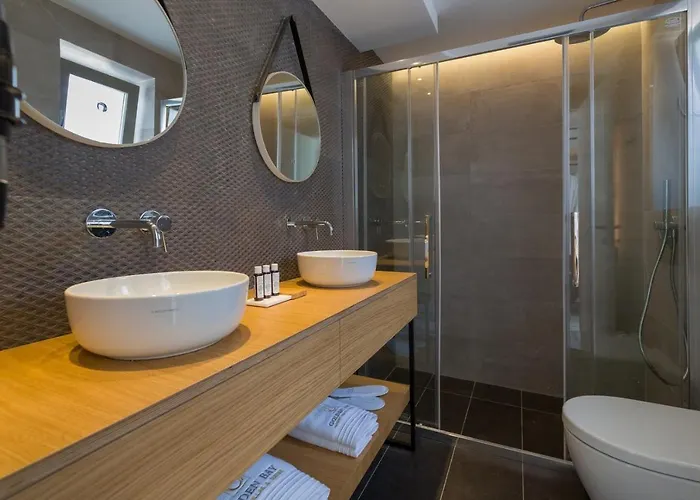 Lägenhetshotell Golden Bay Luxury And 4*