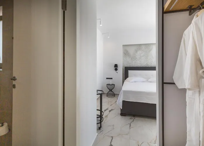 Golden Bay Luxury And 4* Chrisi Akti (Paros)