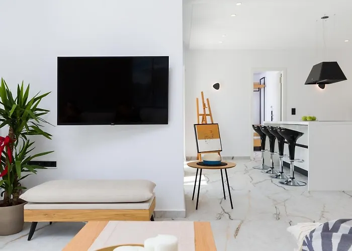 Golden Bay Luxury And Lägenhetshotell 4*